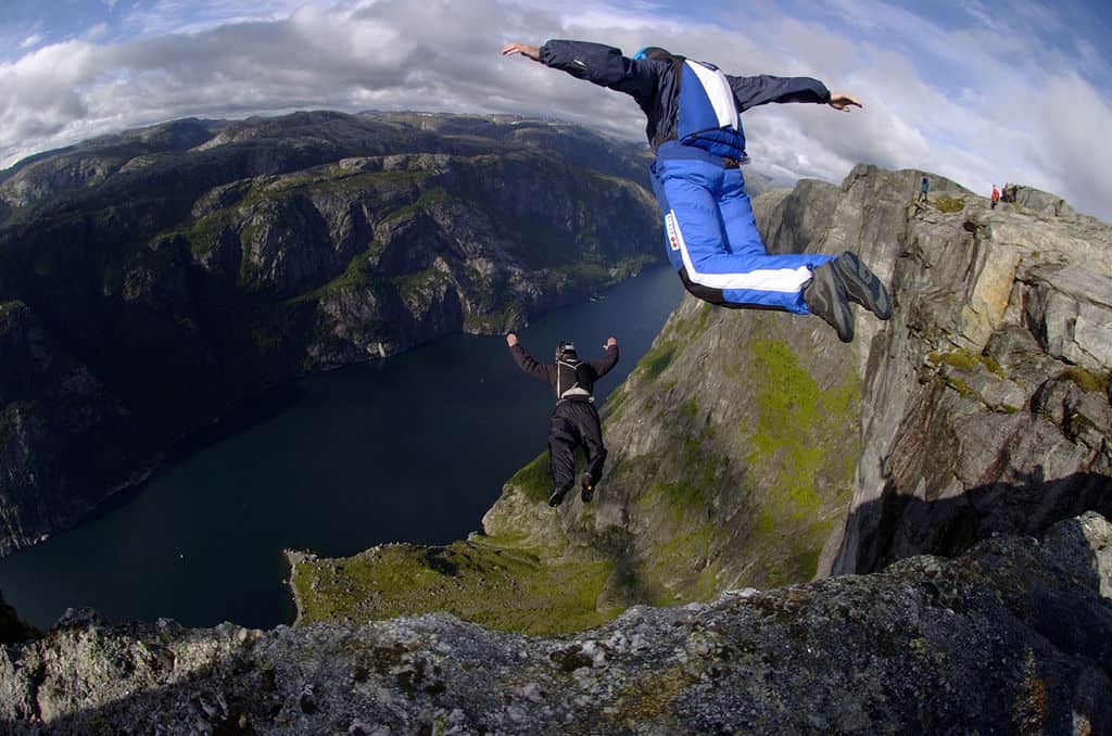 BASE jumping – entertainment for fans of strong adrenaline