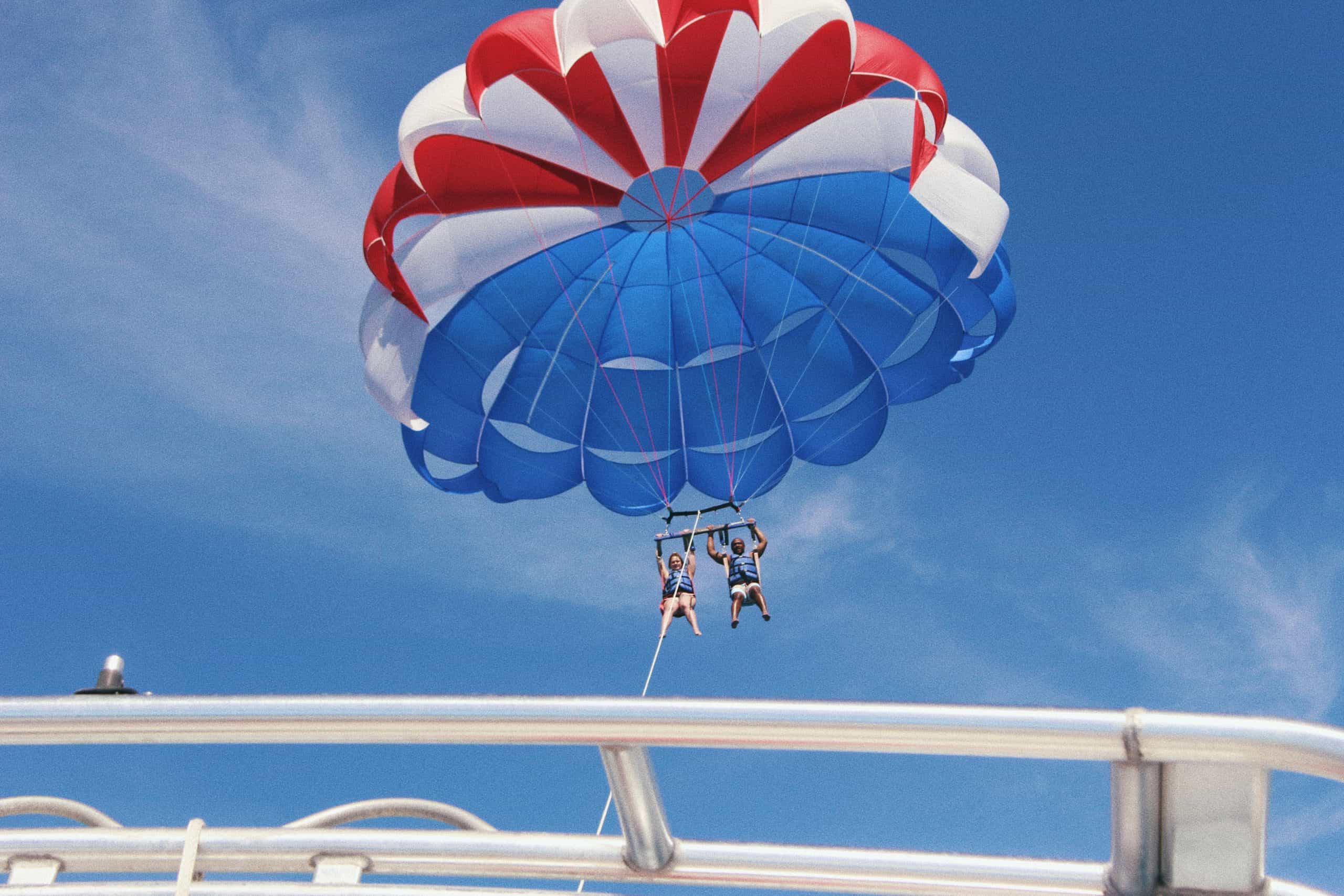 Parasailing, or extreme parachute flight behind a motorboat – what does it look like in practice?